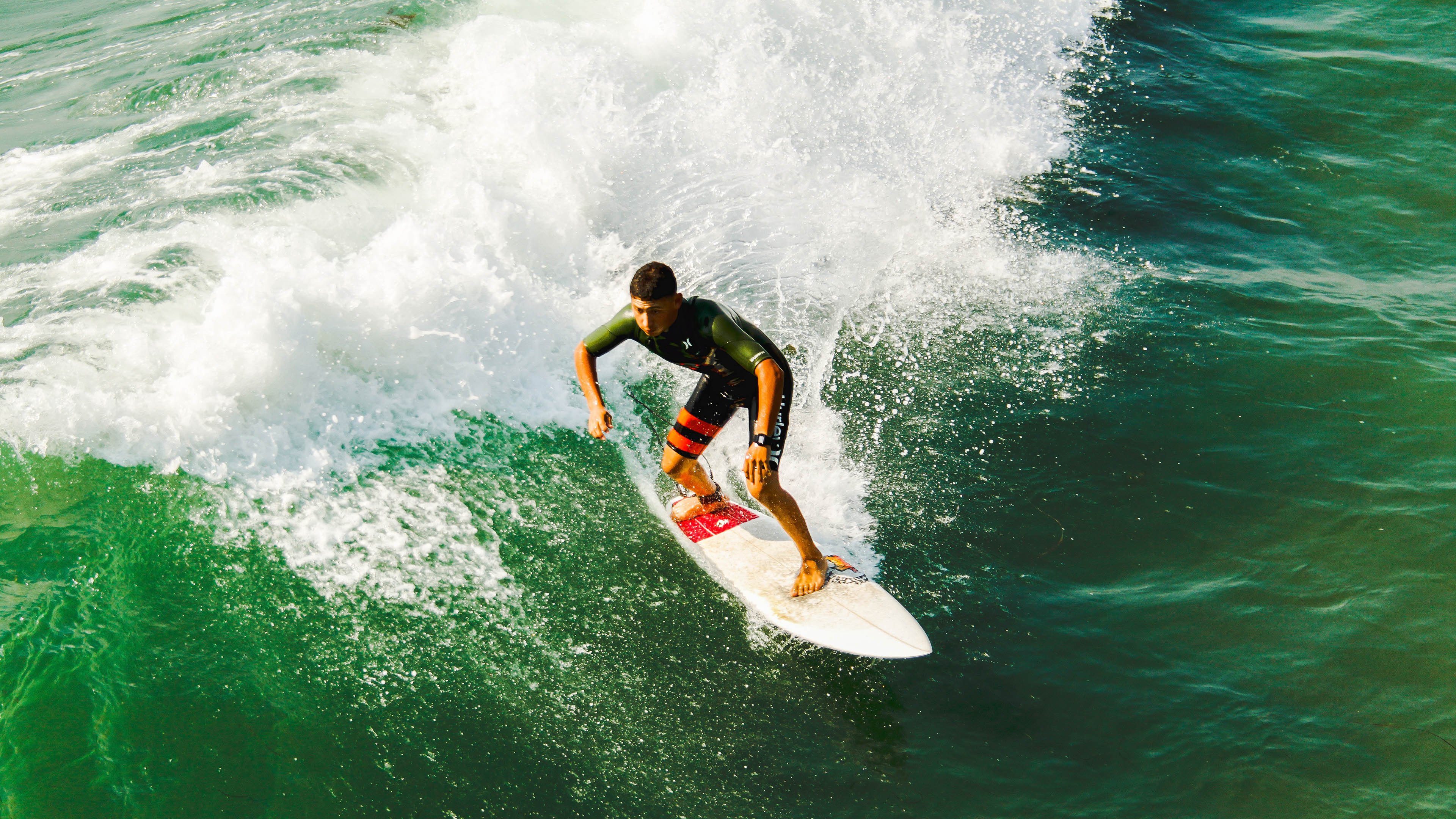 球迷激情助威营造火热氛围，球迷助威视频