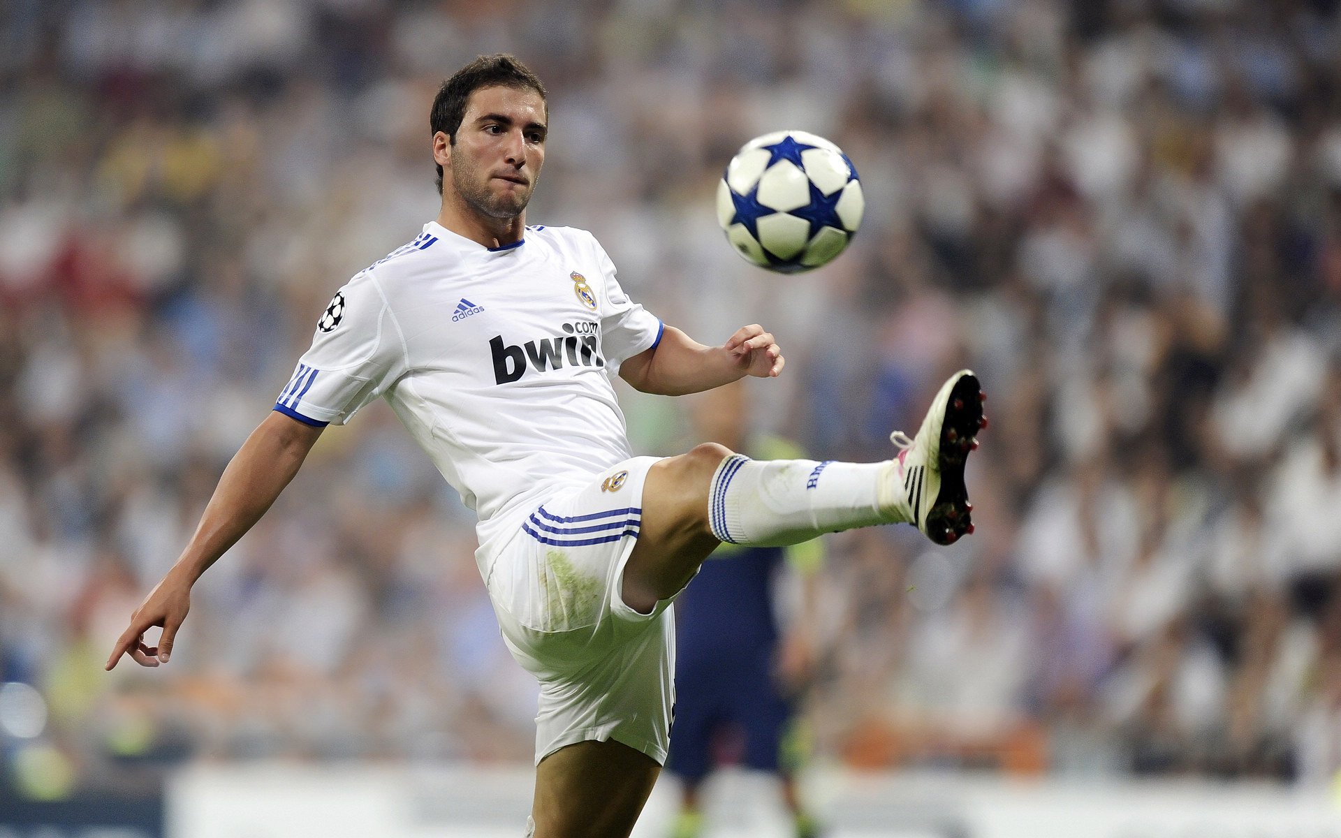 足球赛事视觉包装风格统一提升品牌形象，足球 时尚